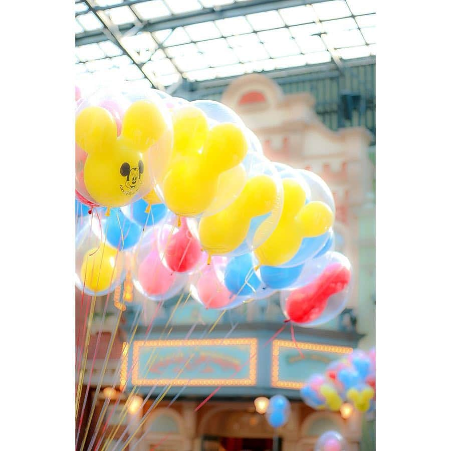 朝風れいさんのインスタグラム写真 - (朝風れいInstagram)「・ 🎈🎈🎈😍✨✨ ・ ・ ・ ほしい( ´ཫ` ) ・ ・ ・ #可愛い #風船 #balloon #new #36周年 #36th #ディズニーイースター #イースター#disneyseaster #easter #tdr #tdl #disneyland #disney #land #東京ディズニーランド #ilovedisney #disneygram#disneyinsta #canon #eos5dmarkiv #eos5dmark4  #ディズニーカメラ隊」4月19日 13時13分 - rei.wd