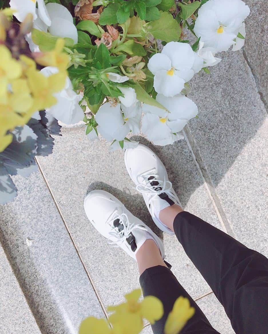 萩中ユウさんのインスタグラム写真 - (萩中ユウInstagram)「娘とのお散歩時間のために﻿ スニーカーを新調👟 ﻿ これスカートに合わせても﻿ ぜったいかわいいな〜🤤♥️♥️﻿ ﻿ #nike #スニーカー﻿ ﻿」4月19日 13時23分 - yu_haginaka