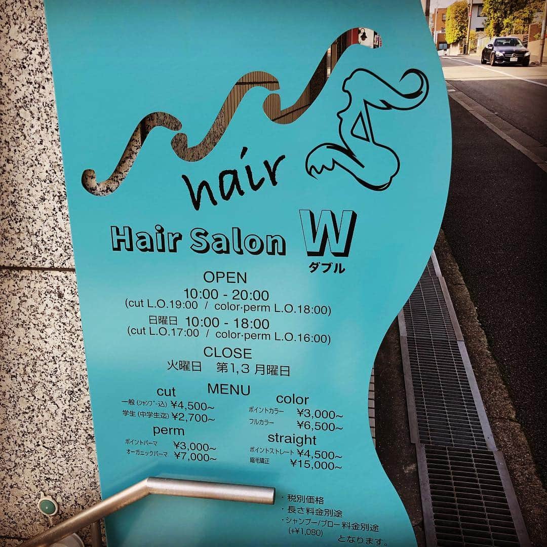 西田直斗さんのインスタグラム写真 - (西田直斗Instagram)「お久しぶりです。 阪神に入って２年目からずっと髪を切ってくれていた人が独立をしていま阪急夙川駅の近くでhair salon Wという店名で自分の店を出して頑張っています！！ 僕も負けて入られません。 カットにしてもパーマにしてもカラーにしてもすごく手際良くいつもスムーズに全てやってくれる山下店長をみなさんも応援してください。 気になる方は一度行ってみてください。 シャンプー、トリートメント、ヘアオイルなど色々なものが置いていて僕はいつも買ってしまいます！笑  お子さんのおられる方でもキッズスペースも設けているので気軽に来れるかなと思います！  フォローよろしくお願いします👍👍 皆さん是非よろしくお願いします。 最後の一枚は不意に取れた一枚！笑 #hairsalon#W#夙川#阪急夙川 #山下店長#山下文#西田直斗」4月19日 13時18分 - n.n.n.na_oto