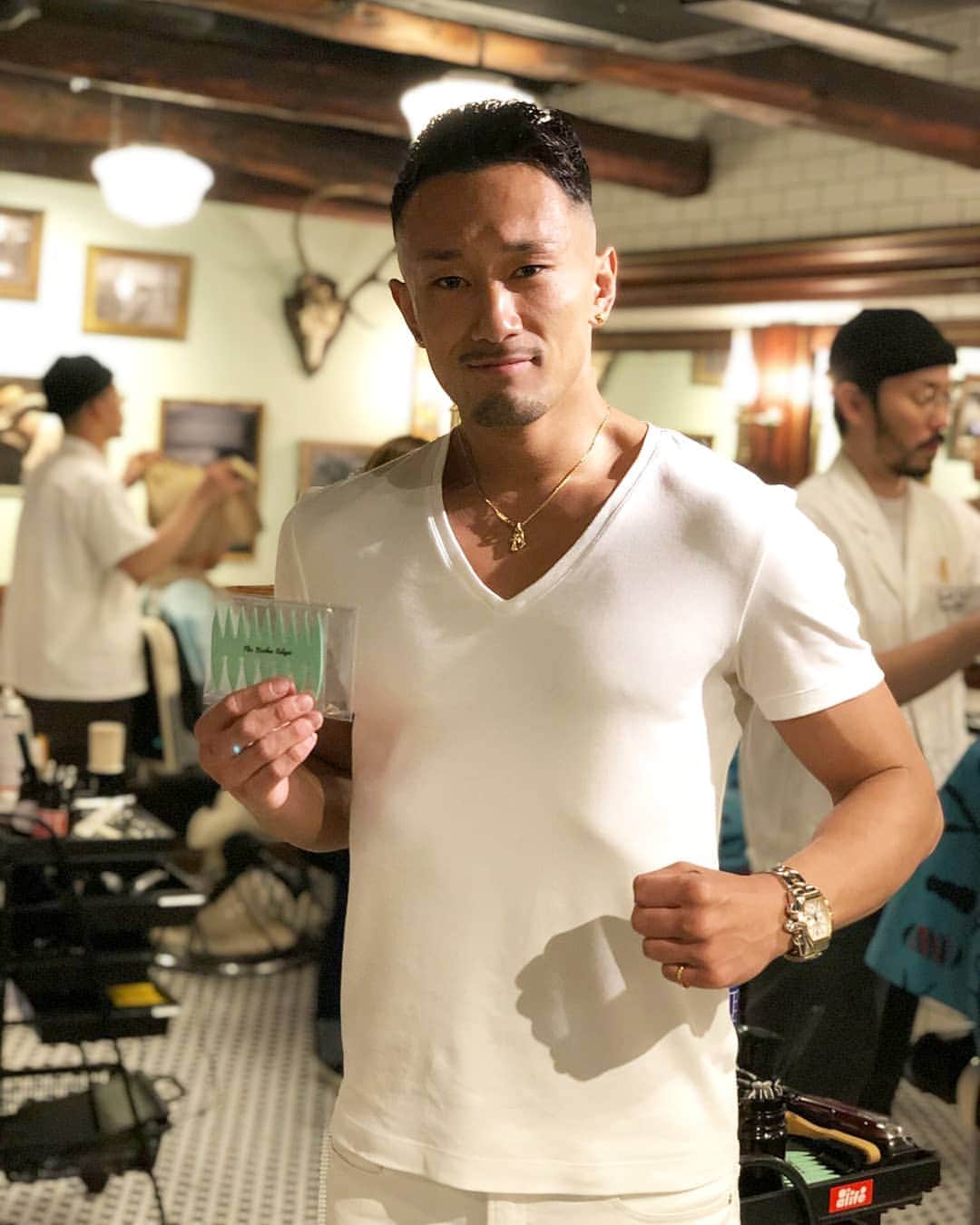 梅野源治のインスタグラム：「お兄様に、dunhill BARBERのオーナーや店長をご紹介いただきました。  まさか髪を切るとは思っていなかったけど……かっこよくしてもらった♪  頭皮が寒いw  神田にある本店では壁にサインまで書かせていただきました♪  有名な方たちがたくさん来ていて、お店の中はお客さんでいっぱいでしたよ！  お兄様には、dunhillチョコレートのお土産を買っていただき、車でジムまで送っていただき。  何から何まで感謝です！！ #dunhill #barber #感謝」