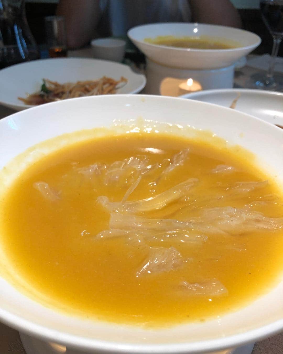 工藤ジェニファー茉侑さんのインスタグラム写真 - (工藤ジェニファー茉侑Instagram)「上海蟹🦀紹興酒漬け🙆‍♀️ うなぎ🙅‍♀️❌フカヒレ🙆‍♀️⭕️ 紹興酒は高いの頼むべし✅  #中華 #上海蟹 #上海旅行 #asiangirl #asiangirls #japanesegirl #グルメ好きな人と繋がりたい #海外旅行  #旅行 #たびじょ #tripstagram #旅行好きな人と繋がりたい #旅好きな人と繋がりたい #旅行写真 #asiatrip #tripasia #traveloregon #シンガポール #travelphotography #vacation #airplain #上海 #シンガポール旅行 #singapore #タビジョ #旅好きと繋がりたい #beer #shanghai #上海グルメ」4月19日 13時27分 - jennifermayu_s