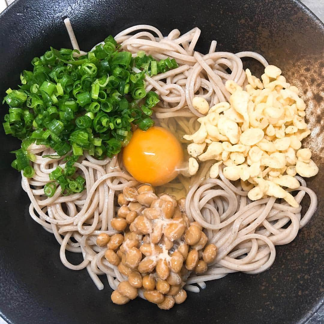 金巻ともこさんのインスタグラム写真 - (金巻ともこInstagram)「おうちごはんに麺が多いのはここんところ前夜飲んでることが多いからです。 #おうちごはん #おうちそば #納豆そば #おうちごはん金巻 #そば #蕎麦 #soba」4月19日 13時40分 - tomotomoco