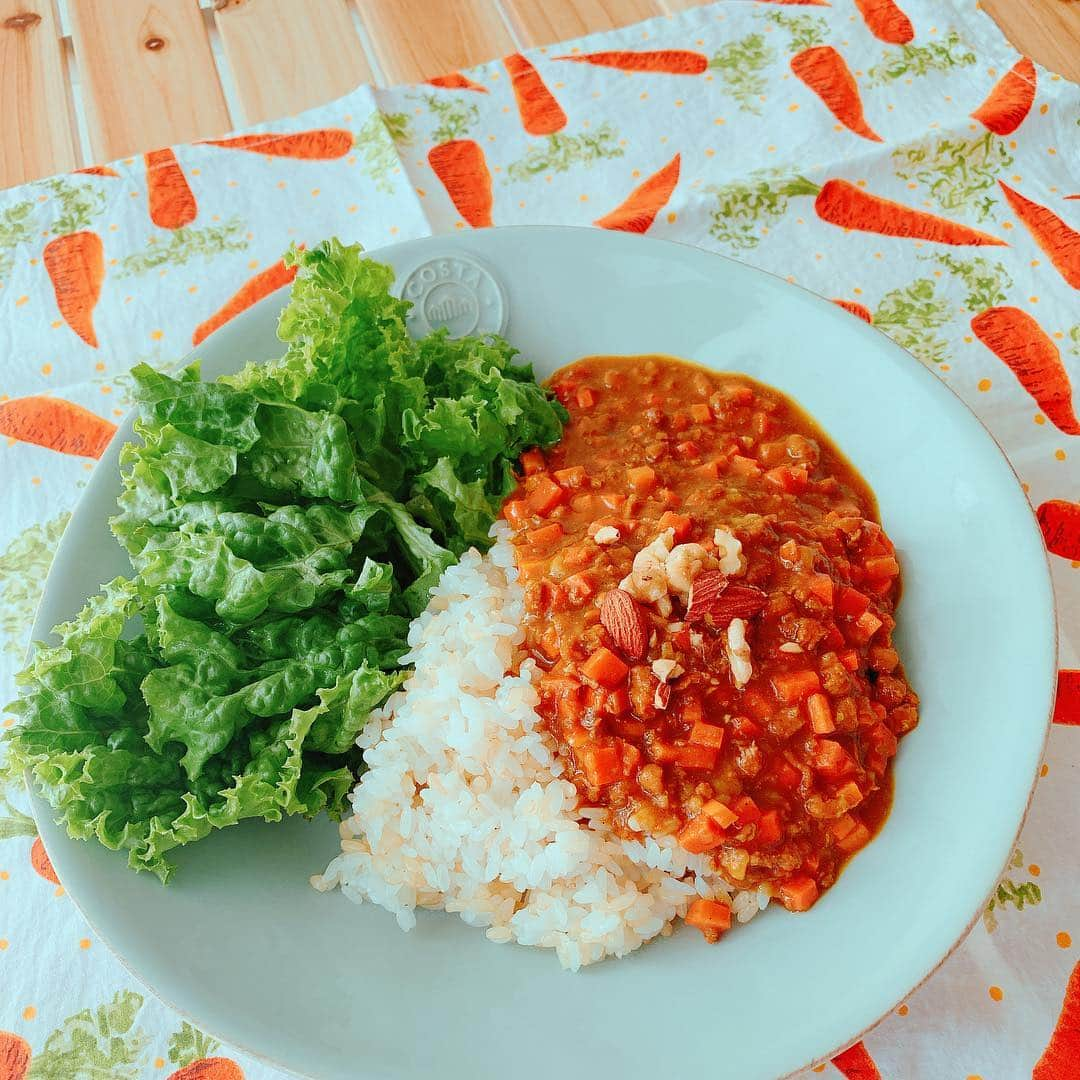 高松いくさんのインスタグラム写真 - (高松いくInstagram)「🥕にんじんキーマカレー🍛 海から上がってきたらお腹ぺこぺこ😋  #おうちごはん #lunch #vegetables #curry  #にんじん #carrots #carrot #orange #coler #sea #life」4月19日 13時33分 - iku_takamatsu_trip_sup_yoga