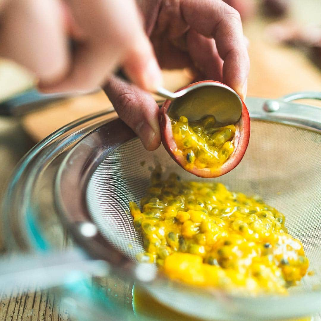 高嶋綾也さんのインスタグラム写真 - (高嶋綾也Instagram)「What am I gonna make with this? Lilikoi cheese cake? Lilikoi tart? Lilikoi cookie bars? or lilikoi ice cream? Any idea? #passionfruit #lilikoi #パッションフルーツ #リリコイ #lilicoではない」4月19日 13時38分 - peaceful_cuisine