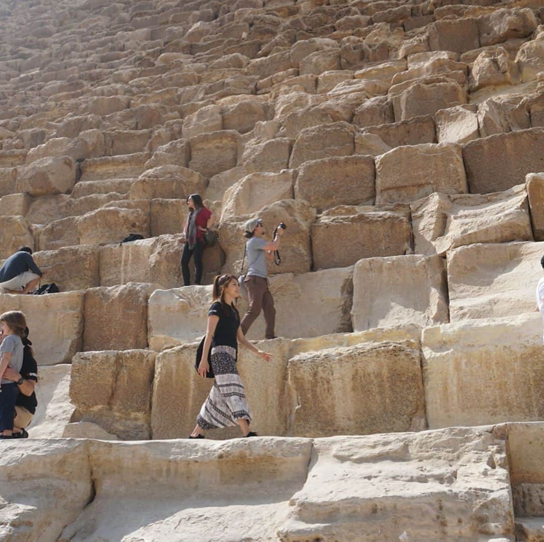 市原彩花さんのインスタグラム写真 - (市原彩花Instagram)「焼き豆腐に座ってるんじゃないよ？ピラミッド！笑 #エジプト#Egypt#ピラミッド#pyramid#カイロ#cairo#世界一周#世界一周旅行#世界一周航空券#海外旅行#旅行#プロトラベラー#ベルトラ#スターアライアンス#staralliance . ピラミッドって登っていいんだねぇ〜頂上まで登ってみたい😆 ピラミッドは歩きやすい靴で行くのが🙆‍♀️👟」4月19日 13時43分 - ayaka_ichihara