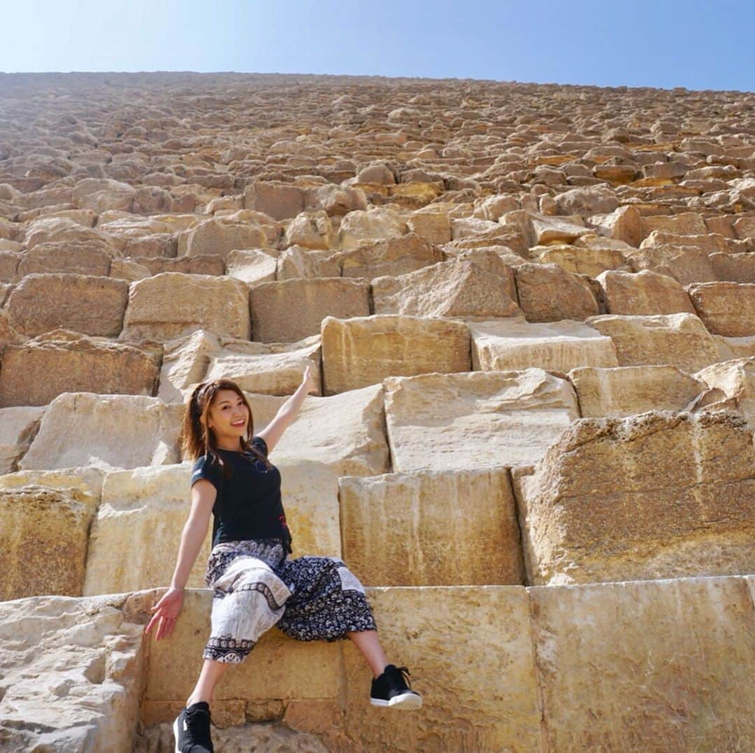 市原彩花さんのインスタグラム写真 - (市原彩花Instagram)「焼き豆腐に座ってるんじゃないよ？ピラミッド！笑 #エジプト#Egypt#ピラミッド#pyramid#カイロ#cairo#世界一周#世界一周旅行#世界一周航空券#海外旅行#旅行#プロトラベラー#ベルトラ#スターアライアンス#staralliance . ピラミッドって登っていいんだねぇ〜頂上まで登ってみたい😆 ピラミッドは歩きやすい靴で行くのが🙆‍♀️👟」4月19日 13時43分 - ayaka_ichihara