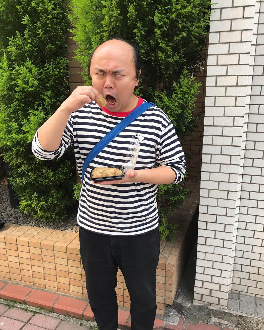 クロちゃんさんのインスタグラム写真 - (クロちゃんInstagram)「箸あるのに手づかみで、わらび餅食べてる〜〜！！ 野生児菊地！！ なんなのぉー(；ω；)」4月19日 13時44分 - kurochandesuwawa