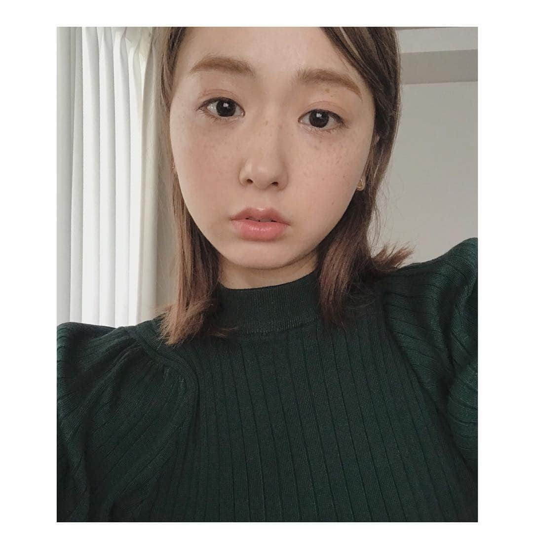 AMOさんのインスタグラム写真 - (AMOInstagram)「weekday make up. ☀️ ・ 幼稚園が始まってから、平日の朝はすべてがスピード勝負⏰ 自分の身支度にかけられる時間も限られているので メイクもぱぱっとすませられる程度にしています。 ・ THREEのベース(①)を肌全体に薄く伸ばしたあと、 クレドポーのクッションファンデ(②)をカバーしたいところを中心に馴染ませて、 rmsのルミナイザー(③)の右下の色をくすみの気になる目元に。 右上の色と、to/oneのクリームチーク(④)を指で混ぜながら頰に。 to/oneのクリームチークはリップにも使えるので、 チークの延長でリップメイクもこれだけの日もある。 でもTHREEのリップ(⑤)を使う日のほうが多いかな。ナチュラルメイクでも浮かずきちんと感があり健康的にみせてくれる色。 眉毛はチップオンアイブロー(⑥)で気になる隙間を埋めるだけ。 アイメイクは、THREEのブラウンのリキッドアイシャドウ(⑦)をまぶたに指で薄く伸ばして、目頭の くの字をrmsのルミナイザー(③)の左下の色で囲います。 まつげのきわにアイライナー(⑧)を目立たない程度に細く入れて、 下まぶたにはゴールドのペンシルライナー(⑨)を入れます。 最後にマスカラ(⑩)を塗って、おしまい。 所要時間はスキンケアも合わせて10分ほど！ ・ ① @threecosmetics #プリスティーンコンプレクションヴェール ② @cledepeaubeaute  #タンクッションエクラ ＃10 ③ @rmsbeautyjapan #ルミナイザークワッド  ④ @toonecosmetics #ペタルリップアンドチーク ＃04 ⑤ @threecosmetics  #デアリングリィデミュアリップスティック ＃04 ⑥ @ettusaisjp #チップオンアイブロー オリーブブラウン ⑦ @threecosmetics #アルカミストツイストフォーアイ ＃08 ⑧ @celvoke.jp #シュアネスアイライナーリキッドc ＃EX01 ⑨ @celvoke.jp #シュアネスアイライナーペンシル ＃EX02 ⑩ #モテマスカラ ＃NATURAL3」4月19日 13時46分 - amo_whale