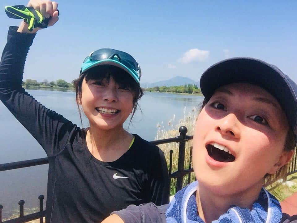 伴都美子さんのインスタグラム写真 - (伴都美子Instagram)「午前中に軽めのジョギング🏃‍♀️🏃‍♀️ よしえちゃんと念願達成。  江津湖の景色最高〜✨ なんと、途中キリンのシュウヘイ君に会えるよ🦒 「お〜い、シュウヘイ君」と呼ぶとこっち向いてくれた！  釣りのおっちゃんも楽しそげ。  話しながらのペースで１時間弱。 走りこんでるよしえちゃんには物足りなかったかな〜  少しずつ距離とタイムを伸ばそう。  ありがとう、よしえちゃん🤘🏼 おつかれ様でした♨︎ 明日はきっと筋肉痛だ😂 * * * * #ジョギング #江津湖ラン #目指すは #ヘルシーボディー」4月19日 13時59分 - van._doasinfinity