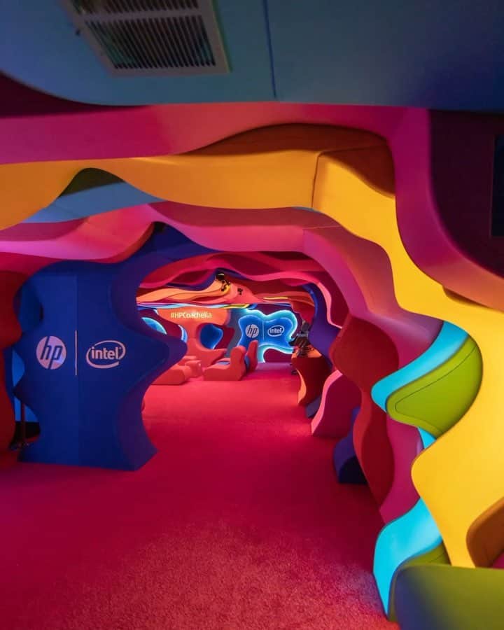 コーチェラのインスタグラム：「Set your creativity free inside the @hp x @intel technicolor world licensed by @vernerpantonofficial. #HPCoachella」