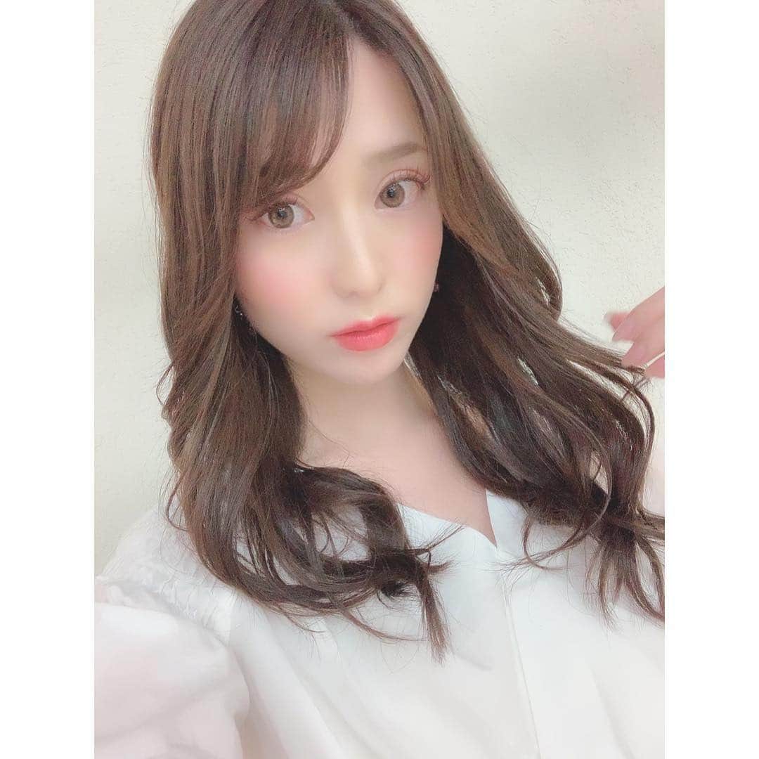 堀尾実咲のインスタグラム：「MAQUIAにてマツエクのモデルさんさせていただきました🐰  カラーエクステのブラウンをつけてるよん❤︎ 春っぽくて色っぽいおフェロな目元になった🌸💋 #maquia #マキア #まつ毛エクステ #マツエク #カラーエクステ #ブラウン #春メイク #おフェロ」