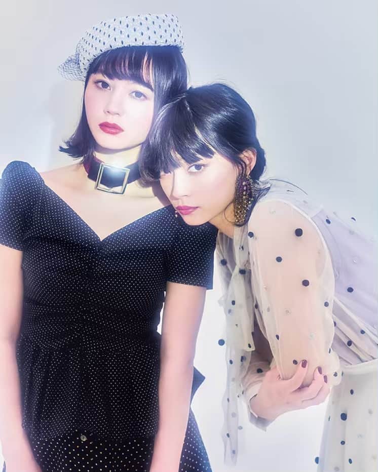 のインスタグラム：「.﻿ ﻿ #dotcode﻿﻿ ﻿﻿ ﻿﻿ 永遠に愛されるドット柄で、﻿﻿ おしゃれに着こなす春コーデ❤︎﻿﻿ ﻿﻿ 点の大きさやディテールの違いで、﻿﻿ シックにもガーリーにも着こなせる。﻿﻿ モノトーン or 春カラー、﻿﻿ みんなの好みのドットスタイルはどっち？﻿﻿ ﻿﻿ ﻿﻿ 商品やその他コーディネートの詳細は﻿﻿ 最新号のbis5月号でチェックしてね…🐩﻿﻿ ﻿﻿ ﻿﻿ ﻿﻿ #ドット #春服 #春コーデ #ドットコーデ﻿﻿ #モノトーンコーデ #春カラー #ドット柄﻿﻿ #NANAMI #田中真琴 #ドットワンピース﻿﻿」