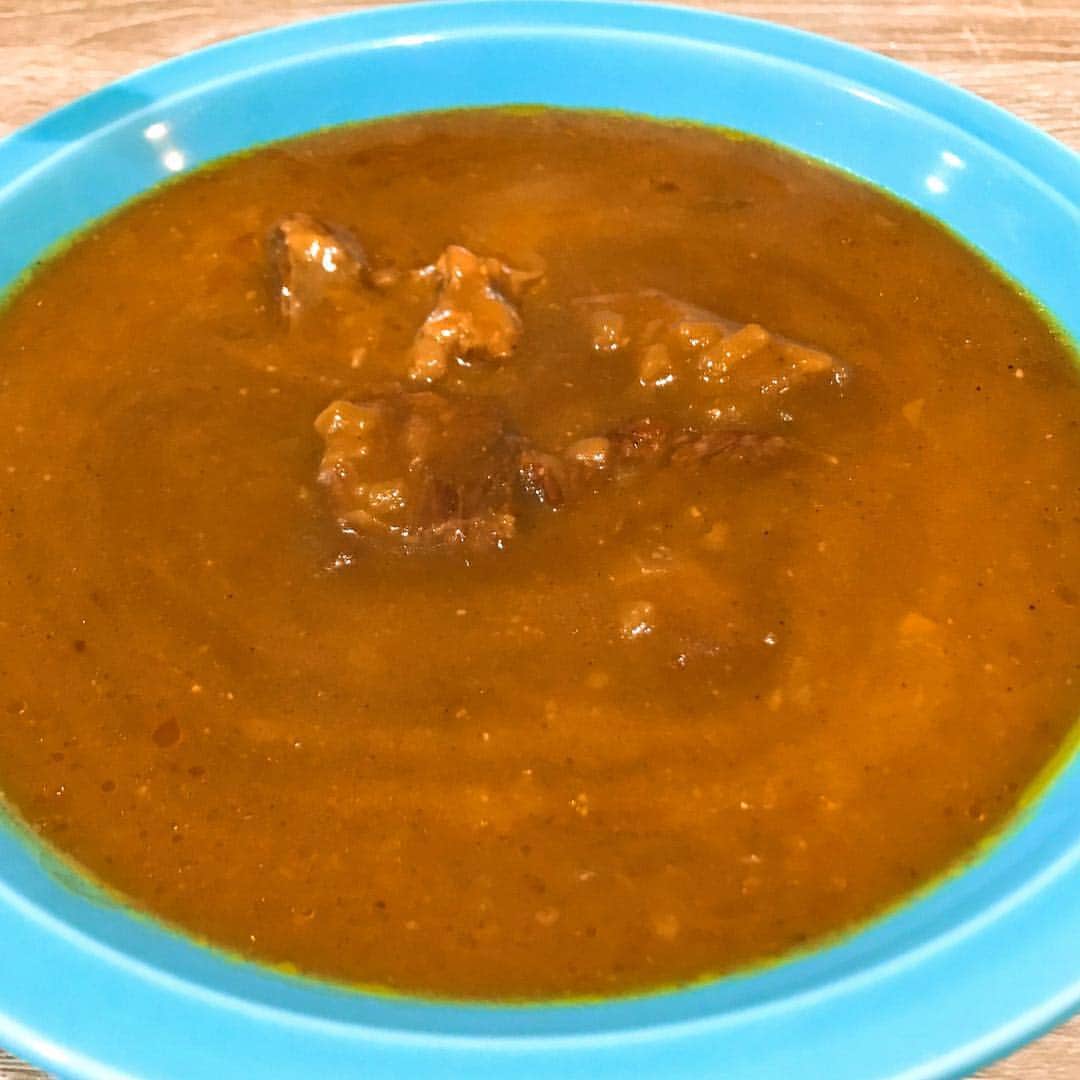 森野光晴のインスタグラム：「レトルトカレー食べ比べ その4 日本一辛い黄金一味仕込みのビーフカレー 辛口  後引く辛さとシンプルなカレーの旨さ。好き。  それにしても、ライスが無いと写真が映えない…  #レトルトカレー #ライス抜き」