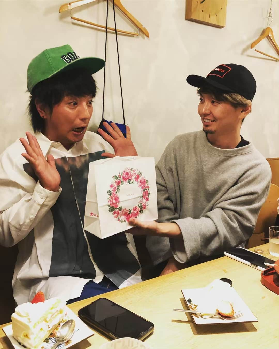 SHOCK EYEさんのインスタグラム写真 - (SHOCK EYEInstagram)「お誕生日おめでとう🎉 楽しい夜でしたー それにしても飲んだ〜💦 #遊助 #birthday #4月18日 #たにひろえ #宮里藍 #redrice #shockeye」4月19日 14時24分 - shockeye_official