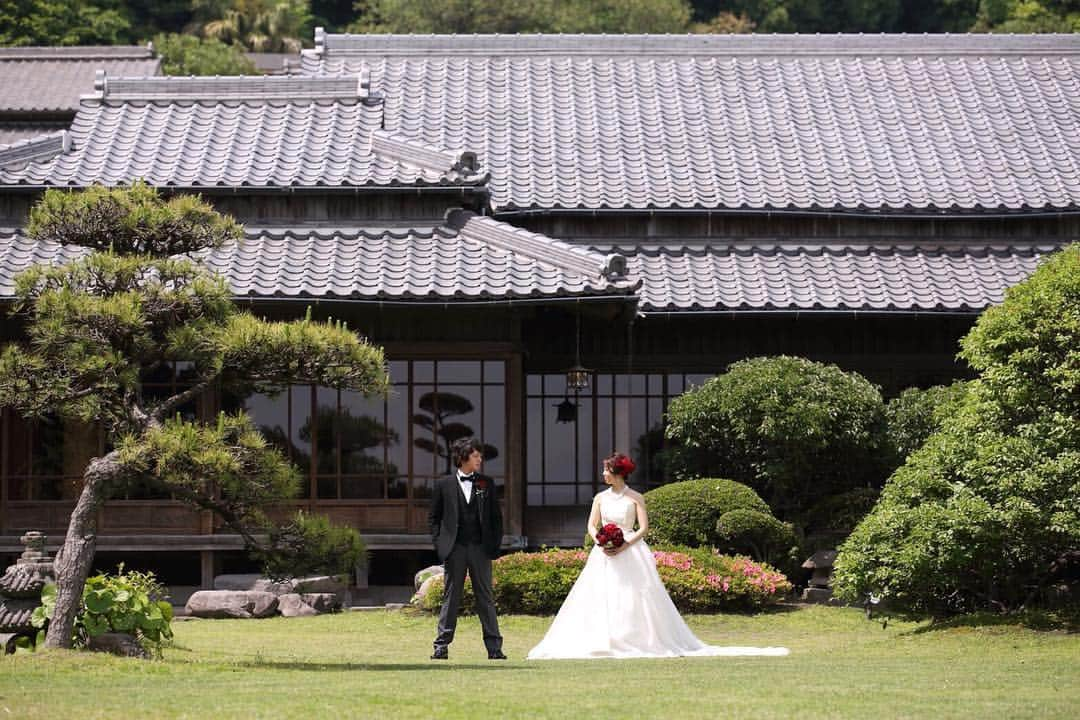 orb_weddingさんのインスタグラム写真 - (orb_weddingInstagram)「#orbweddingreport  orbでお手伝いさせていただいたお客様より、素敵なお写真をいただきました👗💐 * * 前撮りのご様子です📸💓 お召しいただいているウエディングドレスはAntonioriva(アントニオリーヴァ) 柔らかい日差しに照らされて、シルクの光沢感が写真からもすぐ伝わります。 * ウエディングシューズのルブタンやブーケの色味、新郎様の靴下までレッドに合わせてとてもおしゃれで素敵です💕 * こちらは結婚式の当日には着ないお衣装です。 お写真だけ特別に残すのも思い出になりますね💕 ご家族やご友人の方々もいらっしゃってとても賑やかで楽しい一日でした。 * orbで式場探しとお衣裳選びのお手伝いをさせていただき、ありがとうございました🕊️ * お電話やHPよりご相談を受け付けております💓☎︎0120-790-479 * #orb #orb_wedding #ウエディングドレス #結婚式 #前撮#フォトウェディング#パーティレポート #卒花嫁 #プレ花嫁 #日本中のプレ花嫁さんと繋がりたい #式場探し #ドレス探し #結婚式#antonioriva #antoniorivamilano #louboutin#ウエディングシューズ#別撮り#別撮り写真」4月19日 14時24分 - dresses_bridal_counter