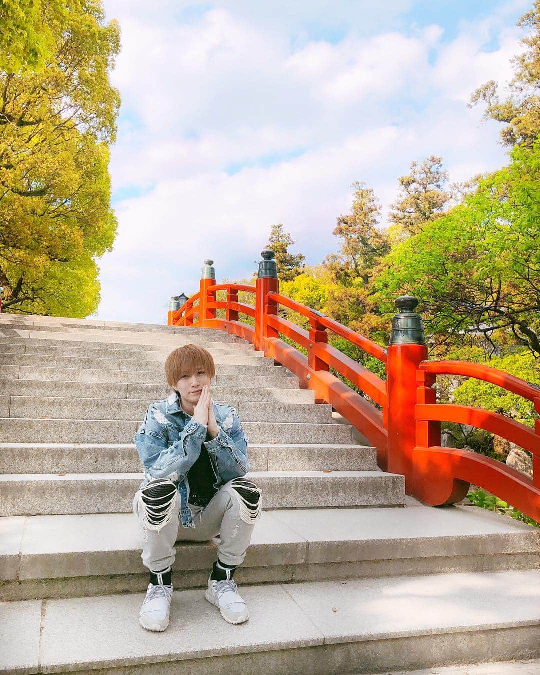のインスタグラム：「.﻿﻿ ⛩✨🌳﻿﻿ ﻿﻿ 福岡に弾丸で来ました✈️﻿﻿ ﻿﻿ パワースポット #太宰府天満宮 で﻿﻿ いっぱいパワーを﻿﻿ もらってきました☺️🌸🌿🍡﻿﻿ ﻿﻿ おみくじも恋みくじも引いたよ🔮﻿﻿ どちらとも 吉 でした☺️﻿﻿ ﻿﻿ 恋人できるらしい🥺❤ ﻿ ﻿ お仕事のお参りもしてきました😽﻿ 舞台もイベントもバラエティも﻿ とにかく皆さんに会える機会が﻿ たくさん増えますように🌸️﻿﻿ ﻿﻿ #令和 #令和彼氏 #かもん」