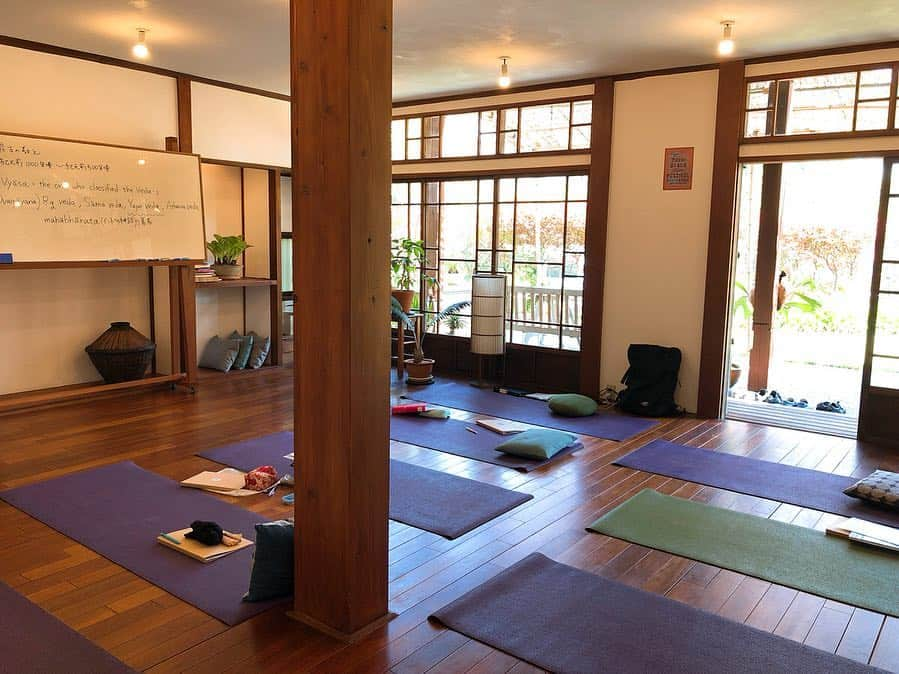 金子藍さんのインスタグラム写真 - (金子藍Instagram)「YOGA TEACHER TRAINING🧘‍♀️ . 昨年ヨガインストラクターに興味を持ち、色々検索し資料請求してみたりしているうちに 「RYT200」200時間のトレーニングを受講すると頂けるインストラクターの資格 これに違和感が否めず決定出来ず... . 先生になりたいというよりも、まず自分がポーズだけのヨガではなくもっと深いところからヨガというものを学びたい と思っている時に STUDIO JYOTIからのお知らせメールにて4月から養成講座が始まるというのを知りココだ！と思ったのです♫ . 私がヨガをして気持ちがいいと思ったのが @saari0310 ちゃんのヨガとココJYOTIでのヨガだったから❤️ . 毎月2日間 3年という期間をかけて、湘南にて勉強していきます . 毎月 @naoomura 一家にお世話になります 奈央がいなくてもいつも快く迎え入れてくれるパパとママには感謝しかない❤️ もちろん奈央には大感謝❤️ . #yoga #jyoti #湘南 #鵠沼 #サーフィン #ヨガ #クリシュナマチャリア」4月19日 14時35分 - aikaneko_surf