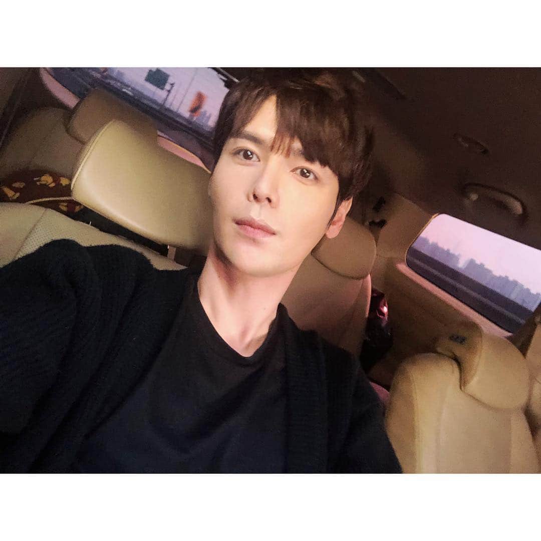 ジヒョク のインスタグラム：「the color live tour!!! coming soon !!!! my color is pink www The sky is pink today. www」