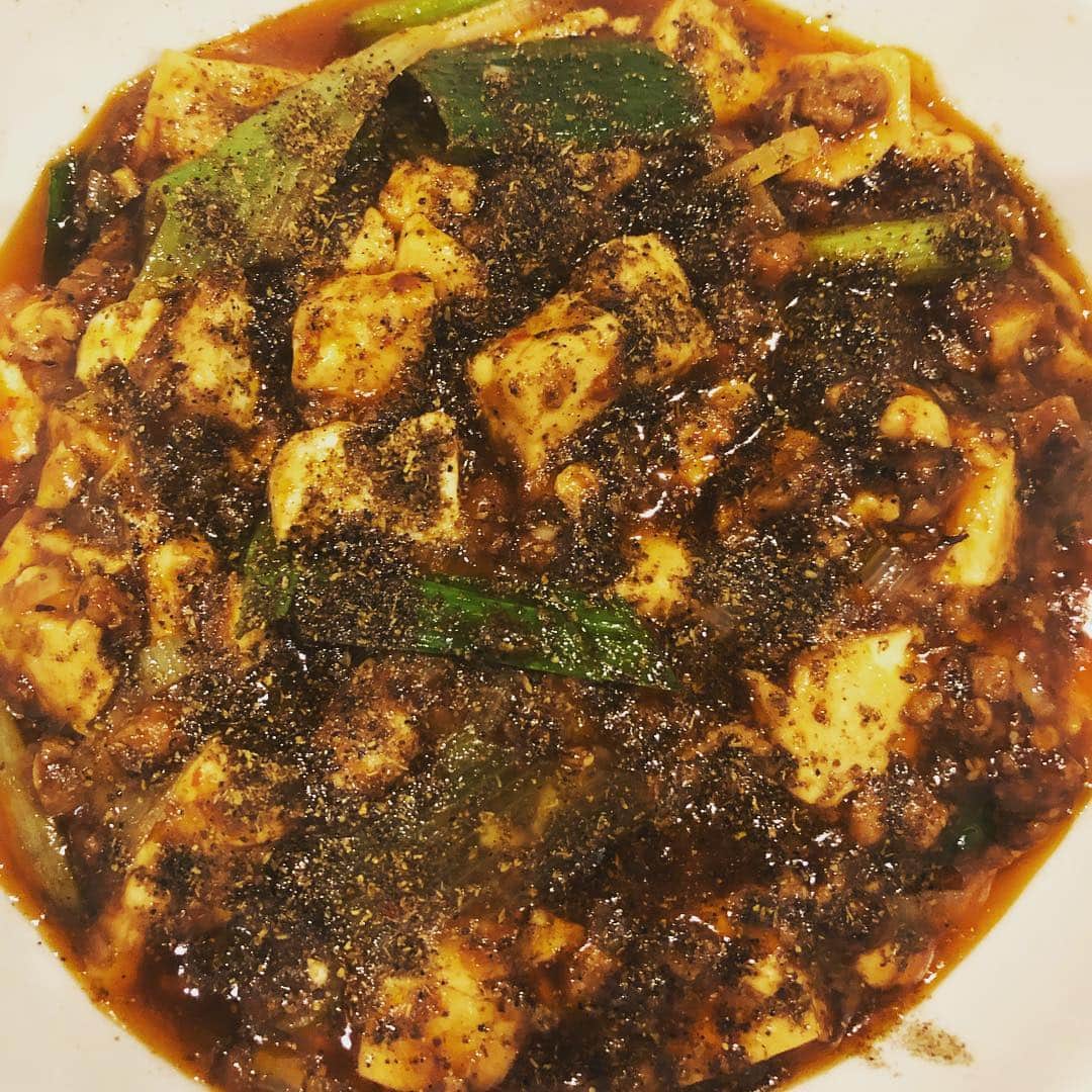 ひうらさとるのインスタグラム：「地元の食生活が充実してきたので、都会では中華が食べたくなるのです。しかも四川、油でまろやかさとコクを出すタイプの麻婆豆腐。ドンピシャ好みの味でした！ベストマッチという甘めの白ワインも美味しかったなー。はー頭に汗かいた！ #中菜labo朝陽」