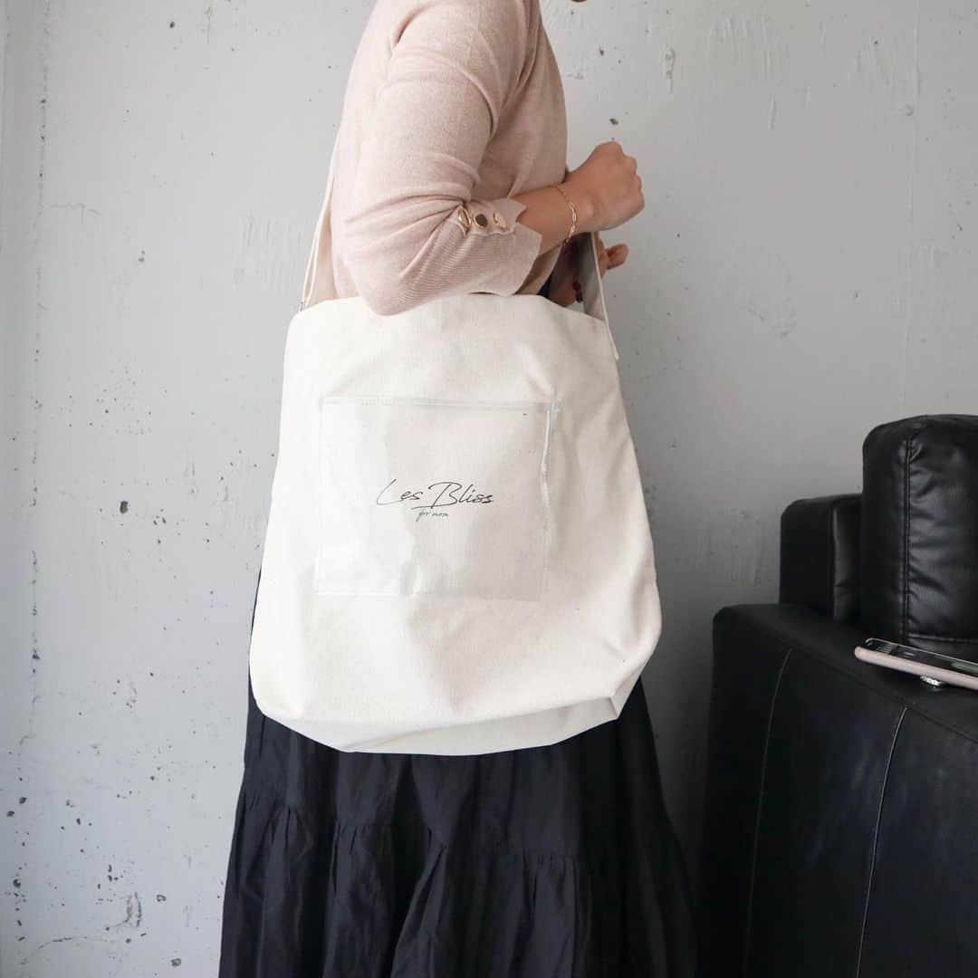 Yukarisuminoさんのインスタグラム写真 - (YukarisuminoInstagram)「夏に向けて、ザクザクなんでも入る大きめのバッグを作っています♡ かわいいの出来た！ バッグ自体が軽くて、何でも入れれて、開け閉めがラク。斜めがけも肩掛けも出来るのです。 ブラックもあります。これがまたかわいいの♡ . #アラフォーママ #アラフォーファッション #ママファッションプチプラ #ママスタイル #ママさんと繋がりたい #ママスタグラム #ワーキングママ #コーディネート #アラフォーコーディネート #アラフォーママコーデ #コーデ女子 #locari #jマダムのおしゃれ #春コーデ #トートバッグ #ママバッグ #マザーズバッグ #レスブリス」4月19日 14時52分 - yukarisumino