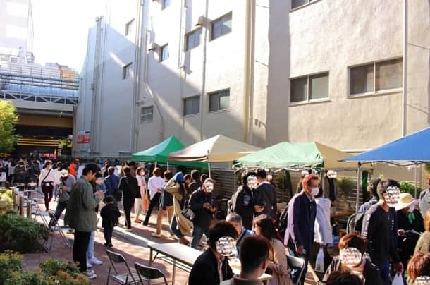 crie style クリエすずき建設のインスタグラム：「クリエすずき建設が加入する『ウラカシ百年会』。 柏で飲食店やアパレルなどを 経営される方々などが参加され、 柏を盛り上げるため活動をしております٩( 'ω' )و  先日、柏駅近くにあるDayOne前にて 『ウラカシ屋台村』が開催され、 カメラを提げて鈴木とお邪魔してまいりました٩( ᐛ )و 普段は通路として多くの方が行き交う場所で、 皆さんが楽しんでいる風景は、 まさに『柏を盛り上げる』だなと感じますʕ•ᴥ•ʔ  屋台で売られていた “ ワニ肉 ”(！) は、 思いの外クセは強くなくて食べやすく♪ ほかにも、思わず足を止めたくなる “フクロウ”がいたり、トランポリンがあったり。 DJブースが設けられ会場を盛り上げていたり （音楽好き丸山は興味深々）、 ウラカシ百年会らしい、オシャレでおもしろい、 所謂 “ イケてる ” イベント、 さすがでございました✨  UDC2同様、 柏の街を盛り上げたいという思いで 活動される会があるということは、 とても幸せなことだと感じます.。＊*・。. (広報 丸山)  #ウラカシ百年会#ウラカシ #ウラカシ屋台村 #ワニ肉#フクロウ #トランポリン#DJブース #UDC2#街 #バリアフリー#セカンドライフ #ユニバーサルデザイン #新築#注文住宅 #リノベーション#リフォーム #ライフスタイル#住まいづくり #楽しく人生をデザイン #criestyle#クリエスタイル #crie#クリエ #すずき建設#クリエすずき建設 #クリエすずき #工務店#柏市#柏」