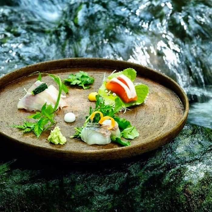 のインスタグラム：「信州に雪解けを告げる、川魚と山菜の特別献立 「水辺の懐石」 This riverside kaiseki course meal at HOSHINOYA Karuizawa features fresh river fish and wild vegetables of the spring season. #星野リゾート #星のや軽井沢 #懐石 #特別献立 #山菜 #川魚 #hoshinoresorts #hoshinoyakaruizawa #kaisekicourse #wild vegetables #riverfish #travel #travelgram #travelphoto #travelpic」