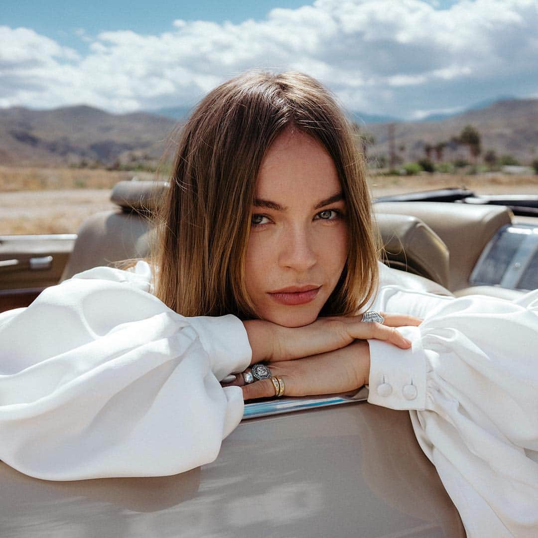 Yves Saint Laurent Beautyさんのインスタグラム写真 - (Yves Saint Laurent BeautyInstagram)「Desert angel 👼  @emmalouiseconnolly  TOUCHE ÉCLAT HIGH COVER #yslbeauty #yslbeautystation #palmsprings #toucheeclathighcover」4月19日 14時56分 - yslbeauty