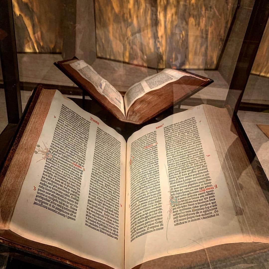 ロン・ハワードさんのインスタグラム写真 - (ロン・ハワードInstagram)「#Gutenberg #bible #Yale #library」4月19日 15時07分 - realronhoward