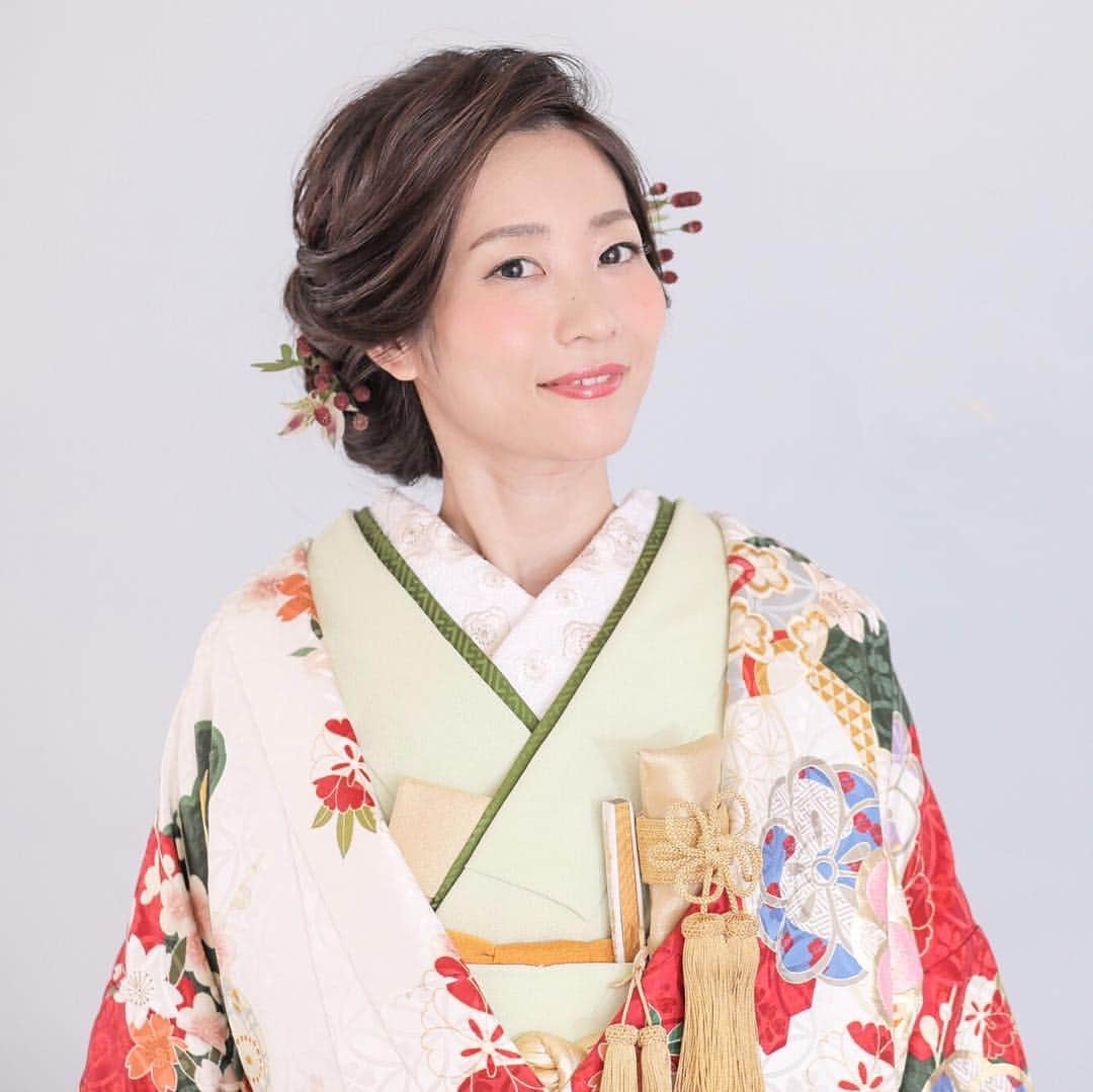 スタジオTVBりんくう店のインスタグラム：「・ オススメの色打掛です。 ・ #シュガーケイ の着物で、花嫁様にとっても人気のデザインです！ ・ 襟元はシンプルな刺繍に、清楚な色合いの掛下。 ゴールドの小物で、凛とした華やかさを✨ ・ ・ 着物コーディネイト👘オススメです！ 気になる方はご相談下さいね(^^) ・ ・ ・ @tvbrinku  model👉  @_ellie__91 ・ ・  #花嫁 #ウエディングフォト #結婚写真 #前撮り#結婚式 #ヘアスタイル#ウエディング #ブライダル #ヘアアレンジ#ヘアメイク #hairmake#hairarrange #着物#色打掛 #和装ロケーション #ポートレート #日本中のプレ花嫁さんと繋がりたい #2019夏婚#2019秋婚  #marry花嫁 #marry #プレ花嫁 #関西花嫁  #studiotvb  #着物コーディネート  #おしゃれ花嫁」