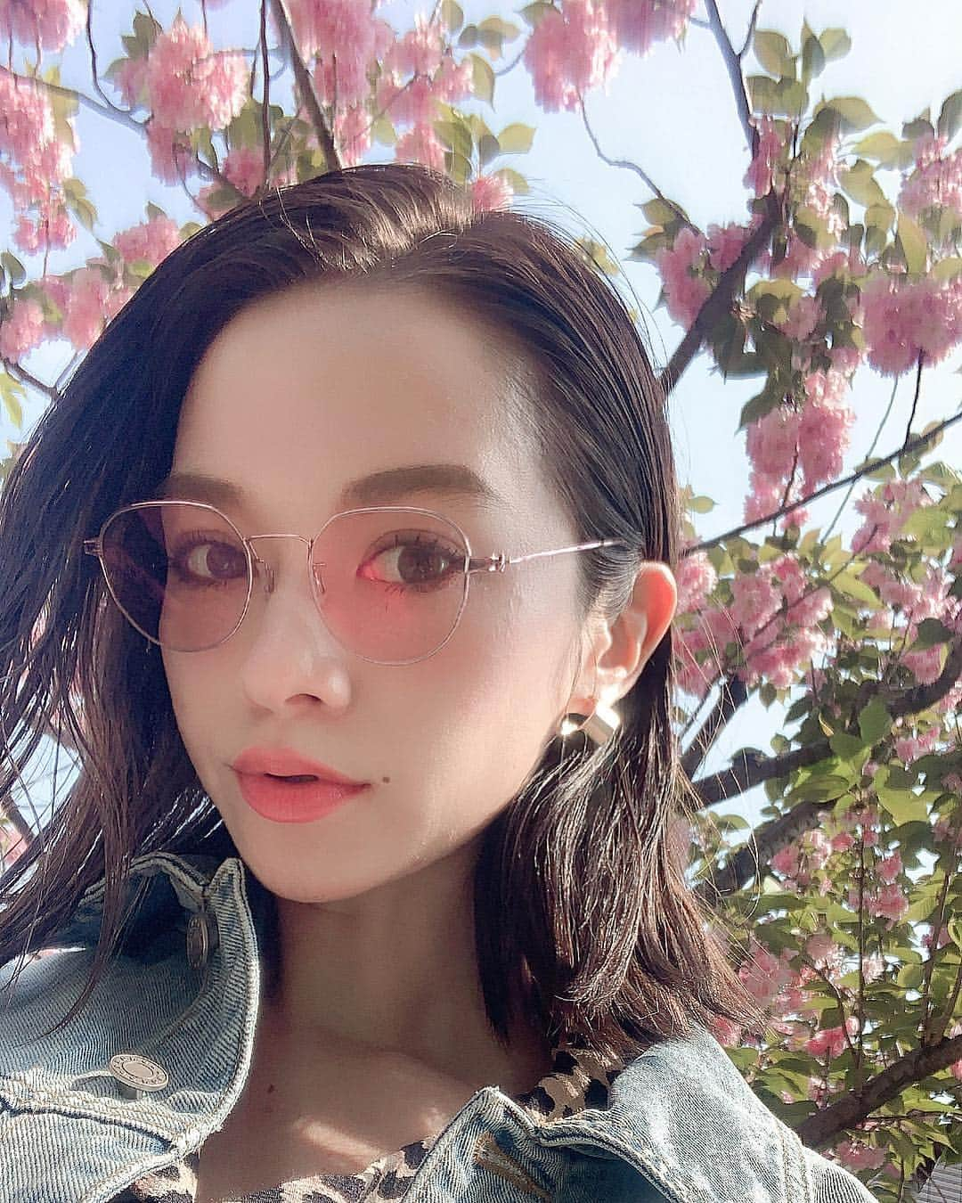 大森美知さんのインスタグラム写真 - (大森美知Instagram)「眼鏡つくりました👓💓 rim of jins @rimofjins.official で フレームとカラーレンズを選んで カスタマイズしてたのが届いた✌🏻💕 好きな色ピンクシルバーフレームに 薄いピンクレンズをオーダー💒  カラーバリエーションが豊富❣️ だから自分色のレンズ作るのもオススメ✌🏻💓 __________________________________ #シンプルオシャレ#flower#🌸 #rimofjins#サングラス#カラーレンズ #jins#PR#みちふく#ootd#eyewear  @rimofjins.official」4月19日 15時06分 - michi_oomori_official