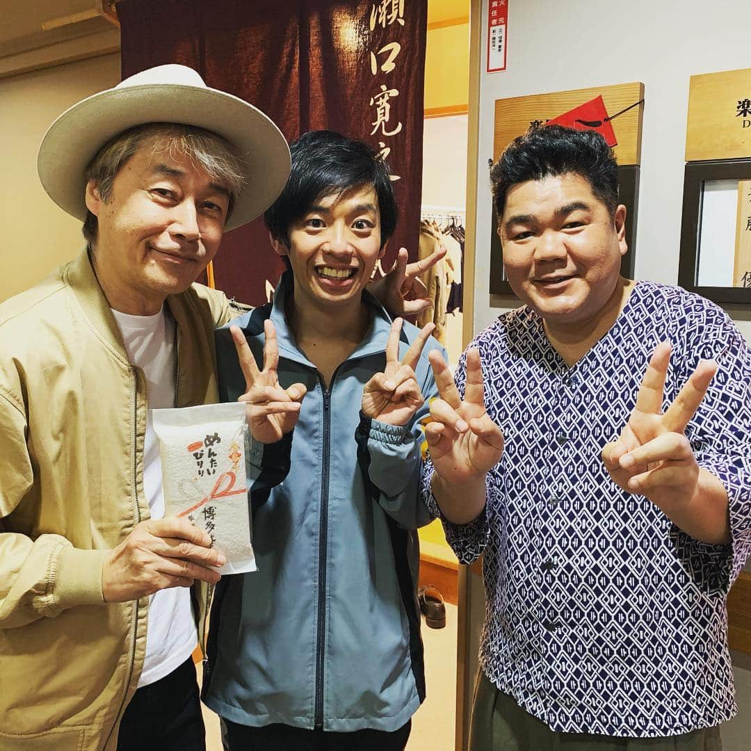 深町健二郎さんのインスタグラム写真 - (深町健二郎Instagram)「滑り込みぴりり！俺が俺がの真逆、他人が他人がに生きた華丸君熱演の主役を中心に、回りを囲む演者達すべてが心温まる舞台を作り上げ、博多っ子の心意気を感じさせてくれました！終演後、皆さんにご挨拶。地元の誇りやね😉 公演残りわずかです！ #めんたいぴりり  #博多座 #博多華丸 #藤吉久美子 #ゴリけん」4月19日 15時12分 - kenjirofukamachi