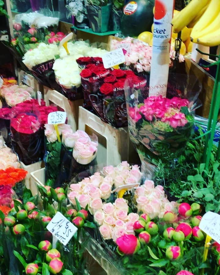 のインスタグラム：「Peonies season is officially open and Art is everywhere and mostly at our friend Ramdan, grocery and flowers store down the Michel Klein office selling the first peonies among other beauties as you can see as head pieces on Eric and his pal last night #OperaMarket @dingo.jules.jim #peonies #Paris with @france.lory 💗🌸💗」