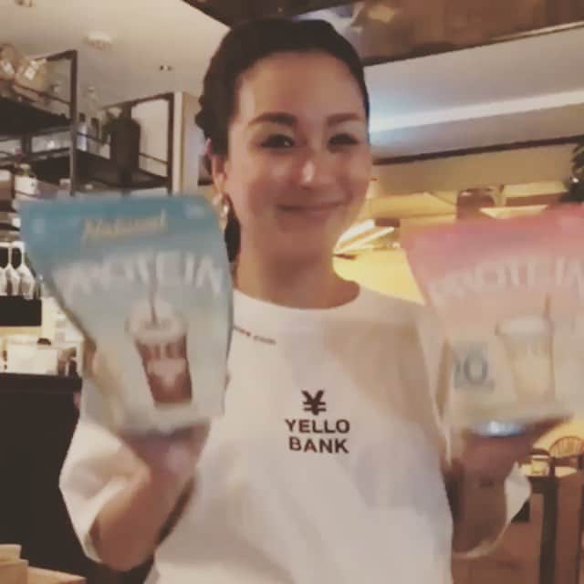 平山美香のインスタグラム：「先日、遂に解禁した私のニュープロジェクトであるカフェデプロテインのローンチイベント、出産前にやりきってきました❣️ ボディメイク語ったらアカンレベルで臨月ぱんぱんバルクアップMAXのチャイニーズマフィア感全開で、トークショーゲストのモデルちゃん達と並ぶの恥ずかし過ぎましたが😅 妊娠前から、私自身トレーニングしたりプロテイン含めボディメイクの勉強をシッカリしながら約１年かけ、管理栄養士  @okasaya と成分をシッカリ話し合いながら企画した自信作です❣️ 本日４月１９日〜２１日迄の３日間、#アーツ千代田3331 にて行われている #オーガニックライフtokyo の#ヨガジャーナル ブースにて、特別価格販売&試飲会をしておりますので、是非遊びに行ってみて下さいね❣️ 明日２０日に限り、協賛ヨガに参加された方は、カフェデプロテインのプレゼントもありますので、ヘルシーなweekendにしてみて下さい❣️ #BODY #ボディメイク #メリハリボディ #美ボディ #ワークアウト #フィットネス #トレーニング #ヨガ  #代謝アップ #食べて痩せる #体質改善 #むくみ解消 #ダイエット #産後ダイエット #ナチュラルプロテイン #プロテイン #プロテイン女子 #タンパク質 #高タンパク #ローカーボ」