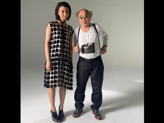 上白石萌歌さんのインスタグラム写真 - (上白石萌歌Instagram)「現在発売中の雑誌「SWITCH」 「女優礼讃」の企画で写真家の荒木経惟さんに撮り下ろしていただきました。思ってもみなかった夢が叶いました。 以前から荒木さんの写真は勿論、発する言葉のひとつひとつ、生き方がとても好きでした。お守りのようにいつも心にしまっていた言葉もあるくらいです。色んな感情が生まれて忘れられない撮影になった。今のわたしのありのままを、嘘なく写していただきました。宝物です。アルマーニのお洋服を纏ってちょっとオトナ気分なわたし ぜひぜひお手に取ってね📘 #SWITCH #女優礼讃 #荒木経惟 さん」4月19日 15時21分 - moka____k