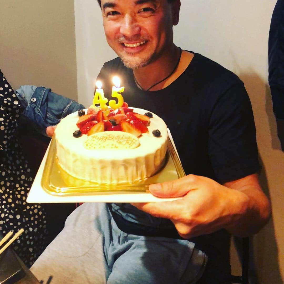 中村譲さんのインスタグラム写真 - (中村譲Instagram)「今年はアラフィフの節目。たくさんのプレゼントを頂きました！ありがとう😊#感謝 #誕生日 #プレゼント #thankyou #allmyfriends #amazing #birthday #present #胸 #尻 #ronherman #spendthrift #nike #amazon  プリントがお尻と胸(笑)最高のセンス！」4月19日 15時43分 - joechan1515