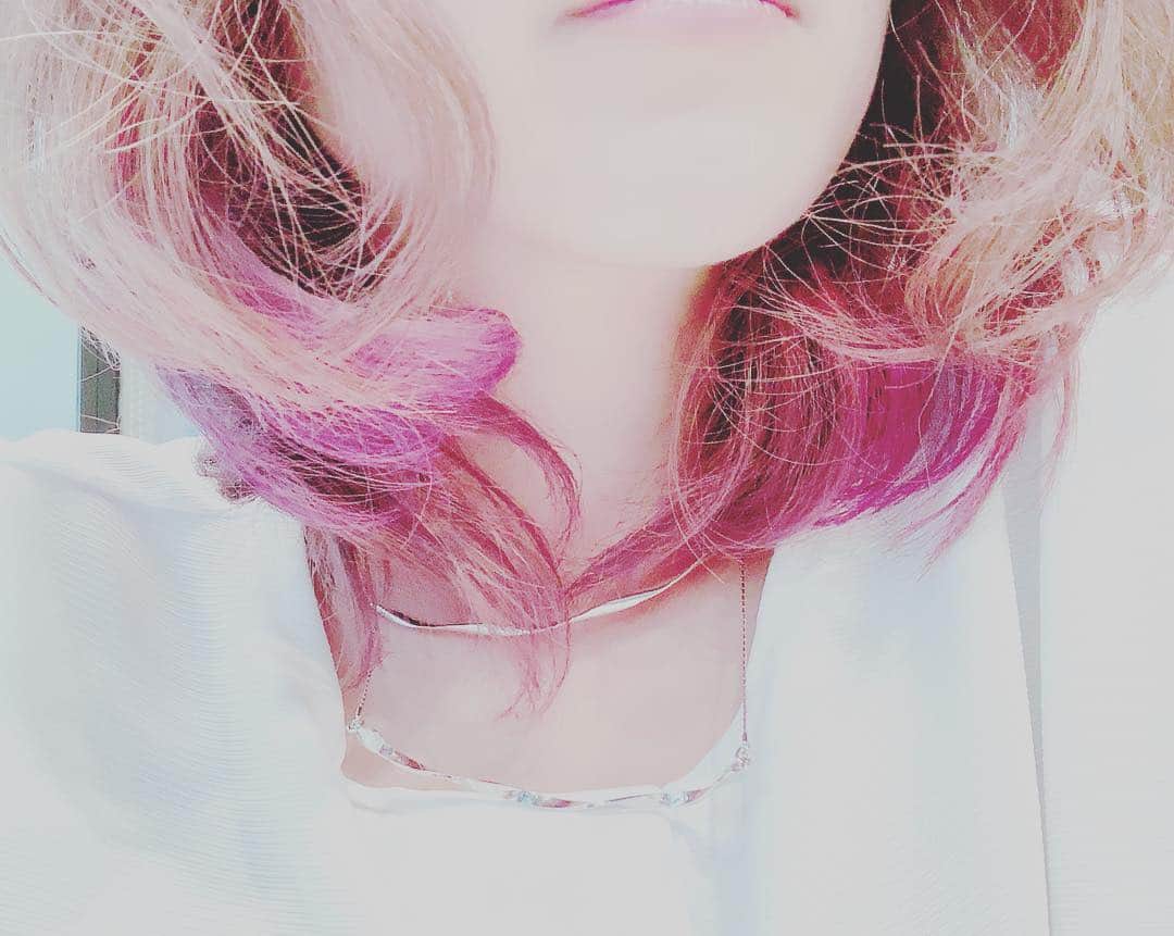上村知世さんのインスタグラム写真 - (上村知世Instagram)「髪色も変えたんです。 最後の１枚が加工アプリ撮影のもの。 #髪色 #ヘアカラー #インナーカラー #ピンク #itakura #ゆうぞうさん #ありがとうございました #今は休憩中w」4月19日 15時35分 - tomose0207