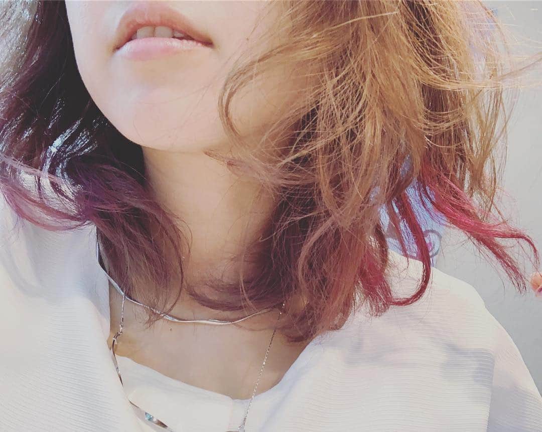 上村知世さんのインスタグラム写真 - (上村知世Instagram)「髪色も変えたんです。 最後の１枚が加工アプリ撮影のもの。 #髪色 #ヘアカラー #インナーカラー #ピンク #itakura #ゆうぞうさん #ありがとうございました #今は休憩中w」4月19日 15時35分 - tomose0207