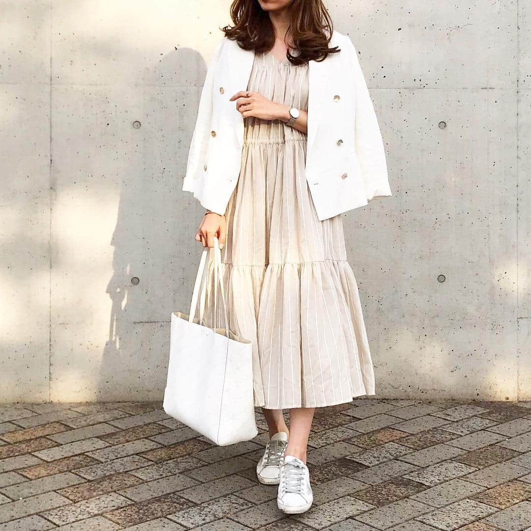 mario_dozonoさんのインスタグラム写真 - (mario_dozonoInstagram)「* beige × white…🦙🕊 * @titivatejp のリラクシングなコットンワンピースは、ストライプの柄に合わせてホワイトのリネンジャケットをオン😉✨ * これからの季節、旅行やリゾートでも活躍しそう🌴🌴🌴 * onepiece… @titivatejp (※ #ティアードノースリーブリラックスワンピース ) jacket… stylebar bag… stellamccartney sneakers… goldengoose * * * #coordinate #mineby3mootd #4yuuu #ponte_fashion #beaustagrammer #ootd_kob #titivate #titivatestyle #ティティベイト #ゆるふわアレンジ #ゆるふわ巻き #きょコ #今日の服 #今日のコーデ #春コーデ #シンプルコーデ #ワンピースコーデ #大人女子コーデ #カジュアルコーデ #大人カジュアル #ママコーデ #きれいめカジュアル #プチプラコーデ #プチプラファッション #ワントーンコーデ #スニーカーコーデ #スニーカー女子 #30代ファッション #ロカリ」4月19日 15時39分 - mario_dozono