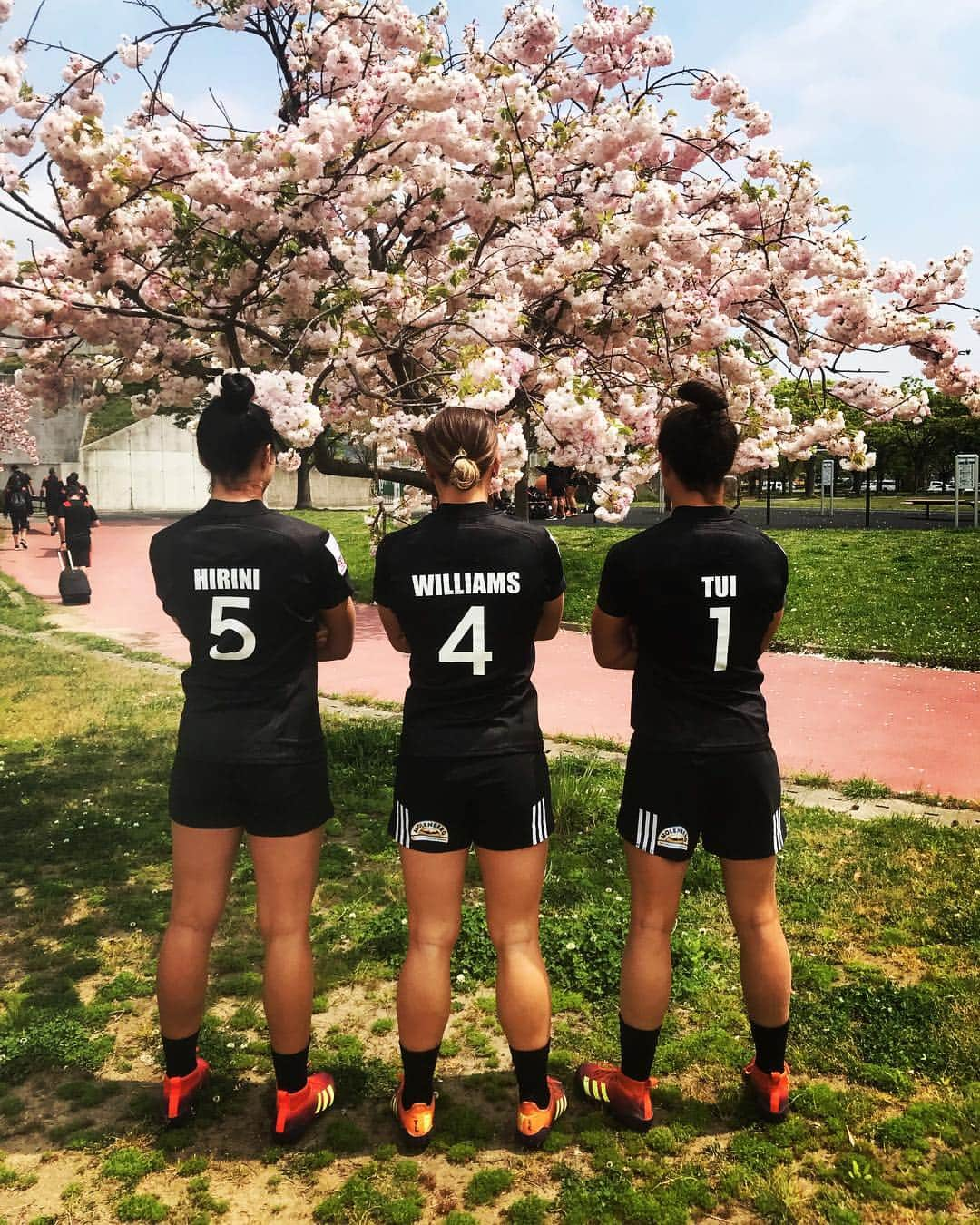 サラ・ゴスさんのインスタグラム写真 - (サラ・ゴスInstagram)「Japan with the OGs 🇯🇵✌🏽 •  @worldrugby7s  #justmissingKels #1sleep」4月19日 15時45分 - sarah.hirini