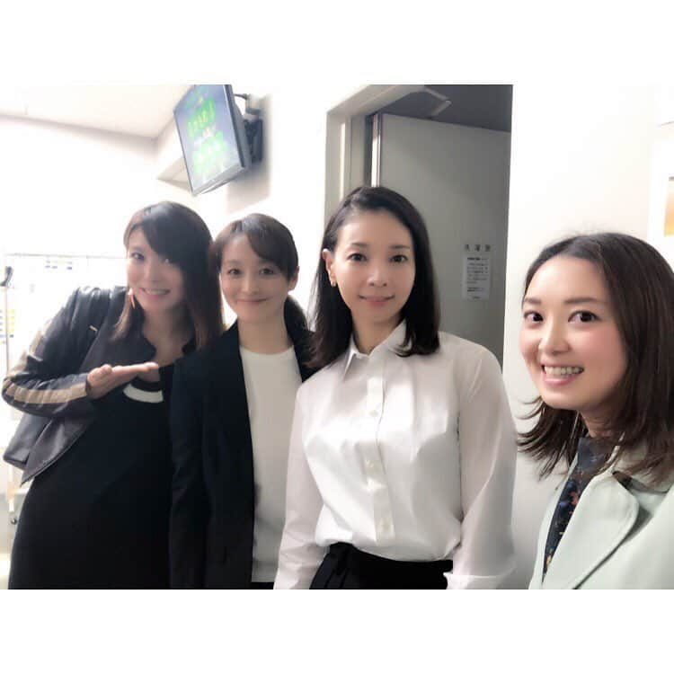 蓮城まことさんのインスタグラム写真 - (蓮城まことInstagram)「🐦 朝海ひかるさんご出演の 『かもめ』見てきました✨ すごく面白かった😆 登場人物が皆、感覚が尖っていて繊細で 悩み足掻き、 でもそこまで感情を振り切れる人生にも憧れる、 とても魅力的な舞台でした。 実は初『かもめ』だったのですが、 ものすごく好きだったので これを機に色んなバージョンを 見てみたいなと思いました😊 コムさんは本当に美しく、 アルカージナ役がピッタリすぎました😍 オーディションで勝ち取った皆様、 さすがの一言でした！ お芝居したいーーー！！！ 偶然一緒に観劇した月影さんとみくちゃんと✨ #かもめ #新国立劇場 #チェーホフ #言葉の美しさ #言葉の駆け引き #わかりやすさが全てではない #朝海ひかる さん #月影瞳 さん #花陽みく ちゃん #蓮城まこと」4月19日 15時46分 - makotorenjo_king_official