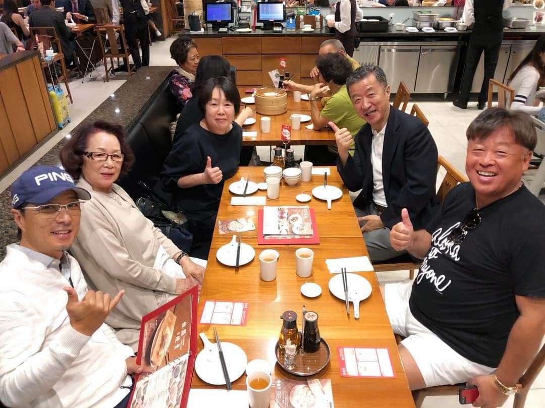 黒田アーサーさんのインスタグラム写真 - (黒田アーサーInstagram)「台北市内のMITSUKOSHI地下2階にある飲茶のお店「ディンタイフォン」でランチ！人気店だから1時間待ちも当たり前だそうです😅さすがにどれもハズレなしで美味しかったー❣️特にトリュフの小籠包は絶品！#台北市内 #三越#台北グルメ #ヤムチャ #小籠包 #トリュフ小籠包」4月19日 15時53分 - kuroda_arthur