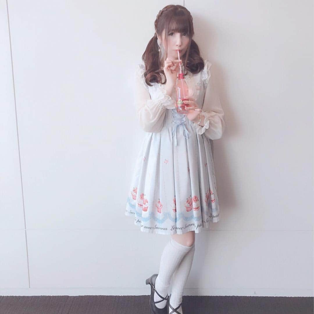 伊藤芽衣さんのインスタグラム写真 - (伊藤芽衣Instagram)「#sweetcollection2019  ドリンクカウンターでは ZIMAのパンクレモネード いただきました♡  ピンクのパッケージ かわいい♡♡♡ この日は AnkRougeさんの カップケーキ柄🧁ジャンスカに  LIZ  LISAさんの トップスを合わせました♡  #zima #パンクレモネード  #sweet #sweetcollection  #kawaii #ankrouge  #アンクルージュ #lizlisa  #リズリサ #ガーリーコーデ  #code #めいちコーデ  #ヘアアレンジ #hairarrange  #ツインテール #編み込みアレンジ」4月19日 15時54分 - itoumei