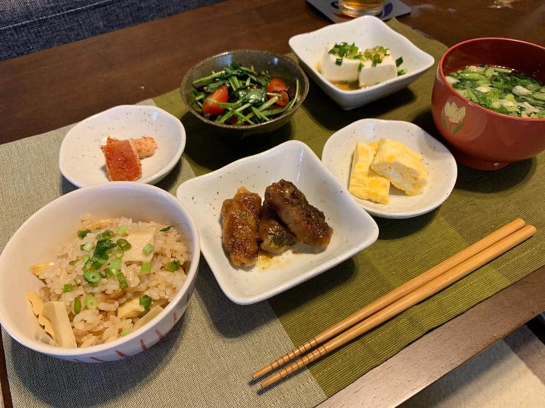 寺田有希さんのインスタグラム写真 - (寺田有希Instagram)「たけのこご飯が食べたくなったので、たけのこご飯と小鉢たくさんで定食を🤤🍙✨ ・ ・ たけのこご飯 お味噌汁 だし巻き卵 豚肉と大葉チーズ巻き 冷や奴 三つ葉とトマトの和え物 炙り明太子 ・ ・ 春ですね〜 たけのこご飯最高〜🤤✨ 美味しく炊けた！ ・ ・ ごちそうさまでした！ ・ ・ #おうちごはん #おうちカフェ  #料理好きな人と繋がりたい #料理好き  #foodie #foodies #foodstagram  #たけのこご飯 #春 #春が来た  #美味しい #ごちそうさまでした  #寺田有希 #teradayuki」4月19日 15時58分 - terada_yuki