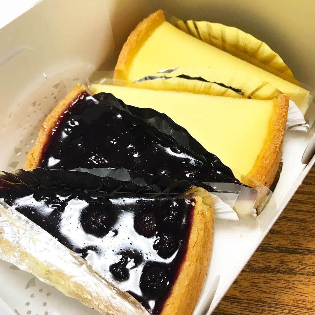 畑中葉子さんのインスタグラム写真 - (畑中葉子Instagram)「午前中に歯のメンテナンスへ行き、またしばらくはカレーはお預けなのでAFURIで柚子塩らーめんを食べて、おやつにJOHANNのチーズケーキを買ってきた💕  #チーズケーキ #JOHANN #中目黒 #yh甘」4月19日 16時02分 - hatanaka_yoko