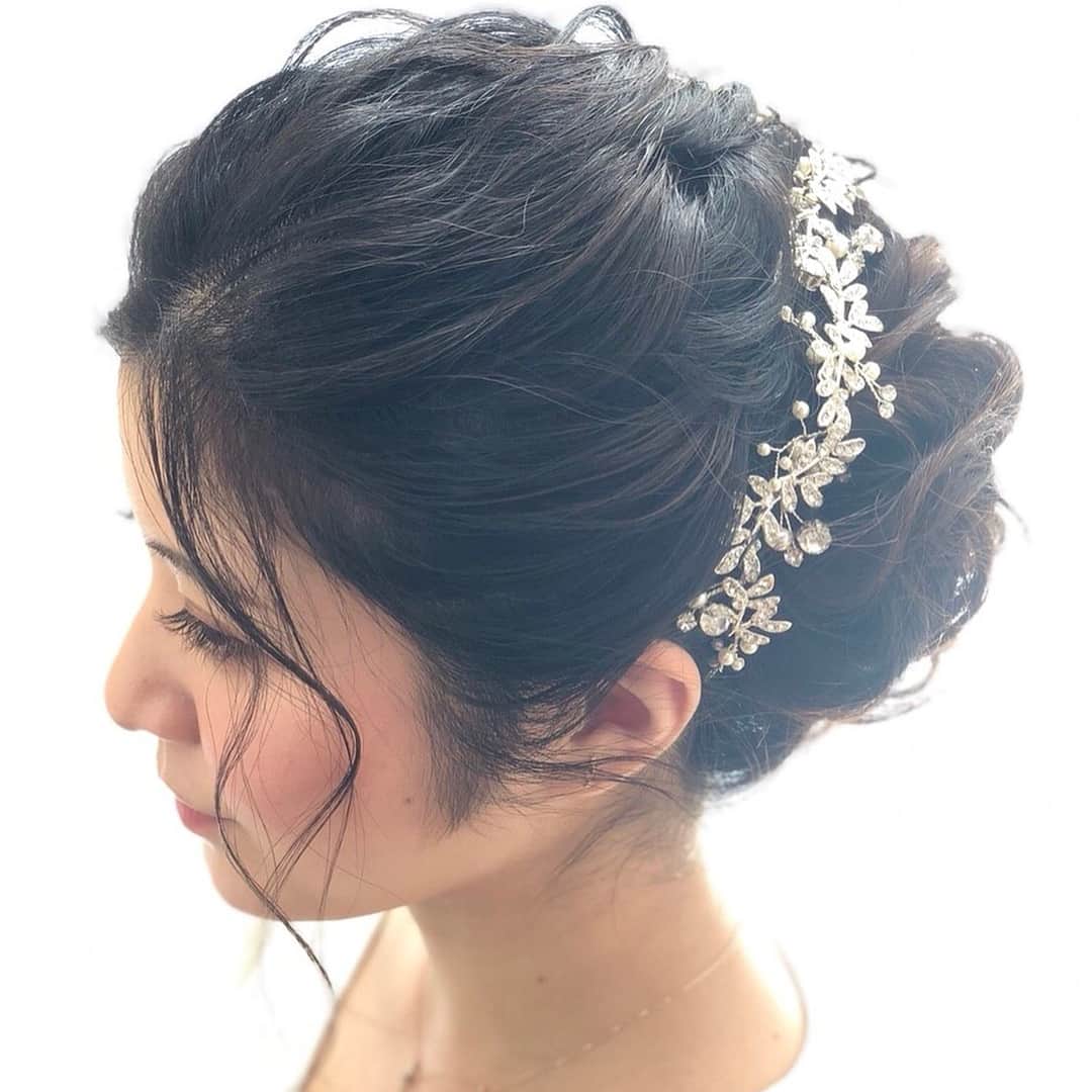 ウェディングプロデュース ラリアンスのインスタグラム：「大人っぽいルーズシニヨン  wedding👰🌿 ❤︎❤︎❤︎ #hearttreewedding #レストランウェディング #神楽坂ウェディング #KADODE芝大門店 #ブライダルへアメイク」