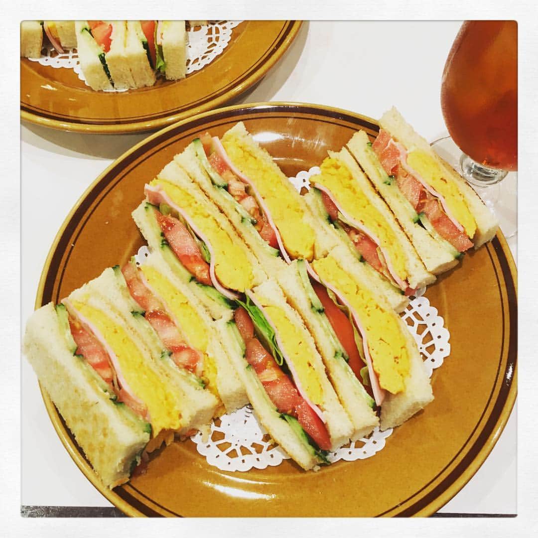 志摩有子さんのインスタグラム写真 - (志摩有子Instagram)「令和が始まろうとしていても、打ち合わせは昭和な喫茶店が落ち着く。はまの屋パーラーでサンドイッチとアイスティー。BGMはビートルズ。私のなかでの正しい世界。 #打ち合わせ #喫茶店 #サンドイッチ #昭和大好き」4月19日 16時07分 - ariko418