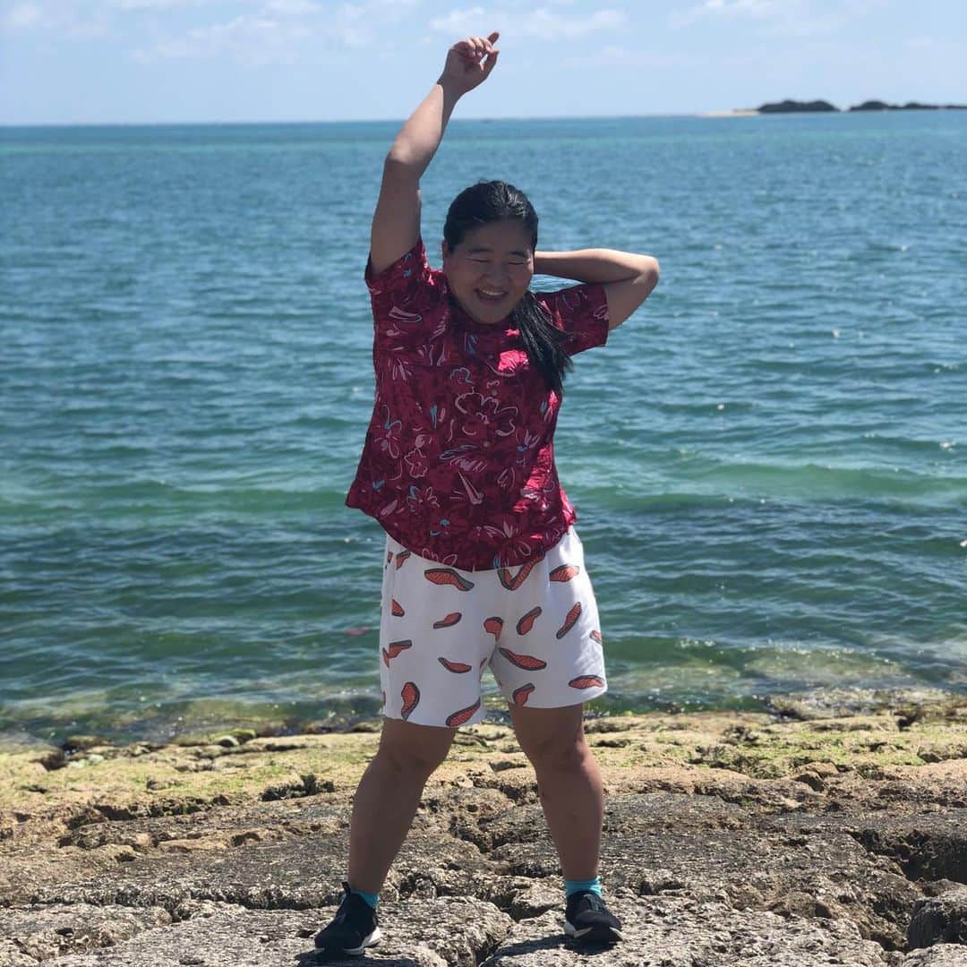渚さんのインスタグラム写真 - (渚Instagram)「『沖縄』  大輔さんのお仕事までの空き時間で、大輔さんにガンバレルーヤとええ時間過ごさせてもろてん  ドライブしながらめっちゃ旨い沖縄そばご馳走して頂いて、腹一杯なったところで、旨味ありそうなゲップようけ出しもって、海まで連れてって頂いた  ほんでええ景色見ながらボーっと過ごして、ホッとしたらおなら出たりして逃げ回る  夕方はケイちゃんとお酒飲んで夕陽見る  幸せ慣れしたらあかんって言い聞かせなあかんくらい、ええ時間過ごさせてもろた  #東江そば #豊崎ビーチ #瀬長島 #沖縄でパワースポットよしこ見っけ」4月19日 21時33分 - nagisainter
