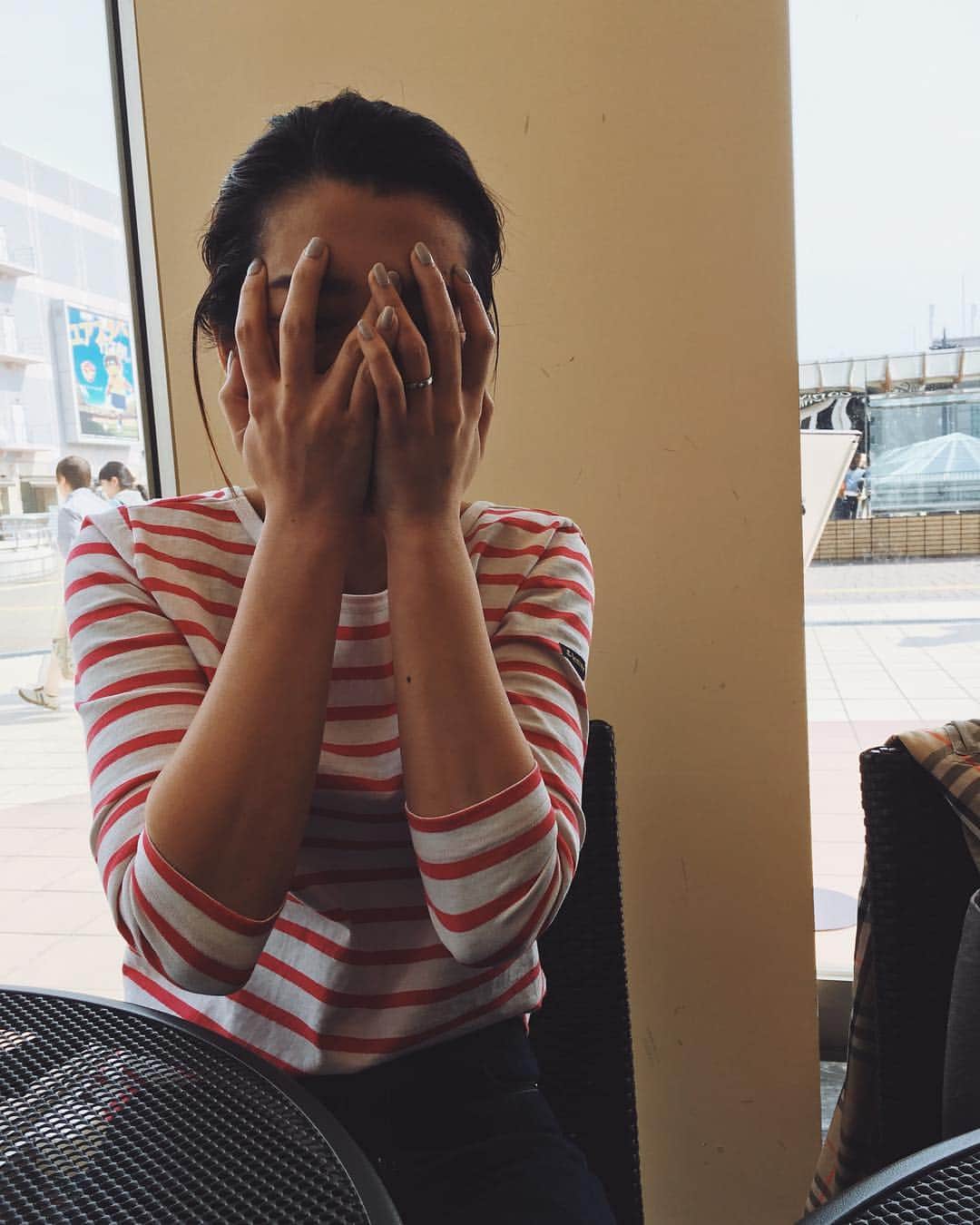のインスタグラム：「🙈 キッズはハマると何事も止まらなくなる。 カメラにハマった彼女から連写の嵐😂 ・ 「やめてくれ〜〜🤣」と一枚がなんともナチュラル。 これが子供のセンスというものなんだろうか🤭 ・ ・ ___________________________ ・ #気学では子煩悩らしい #そして家庭好き #ボーダーズ #igjapan #実はカメラが苦手です」