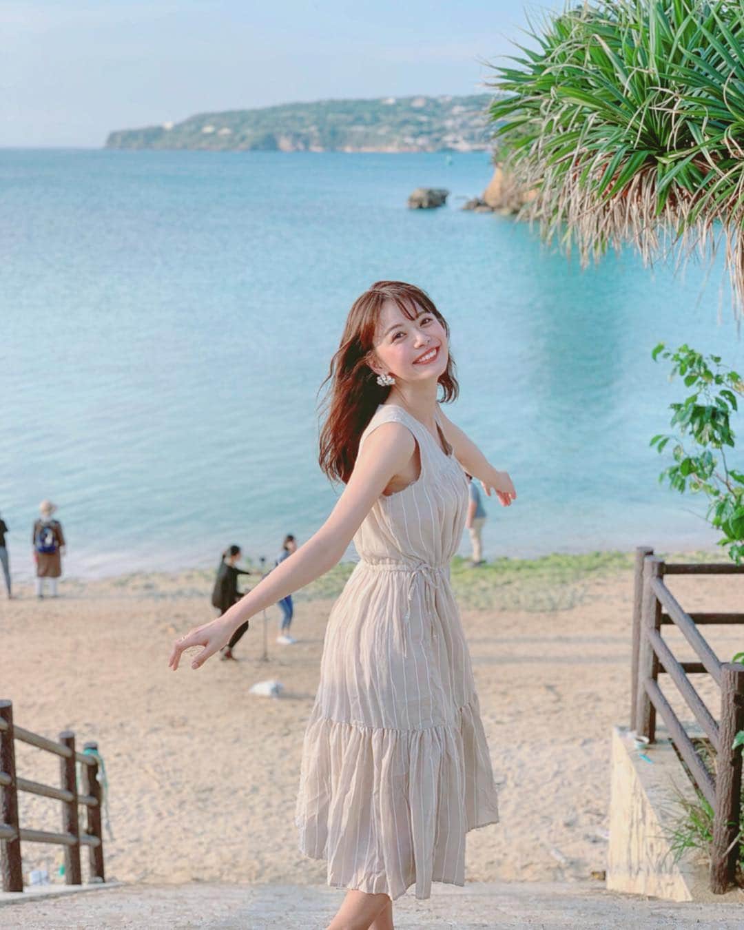 山崎春佳さんのインスタグラム写真 - (山崎春佳Instagram)「🏝🍹 . この間弾丸で沖縄に行った時の！ 海が透き通ってた！✨✨ 昔ターザンと結婚して女版ターザンになりたいと思ってたのを、あまりにも自然とマッチしてるこの写真で思い出した。(笑) . お洋服は @titivatejp の #ティアードノースリーブリラックスワンピース のベージュ。 ゆったりフォルムだけど、ウェストを両サイドリボンで絞れるところがすき♡︎ʾʾ (この時ウェディングドレスの撮影中でドレスの中に着るアンダーウェアの上からワンピ着てるからお洋服モコモコしちゃってる笑) . #me #tbt #tgif #okinawa #island #sea #sunny #wild #nature #happy #smile #yolo #沖縄 #沖縄県 #古宇利島 #海 #ワンピース #ティティベイト」4月19日 21時35分 - haruka_yamazaki