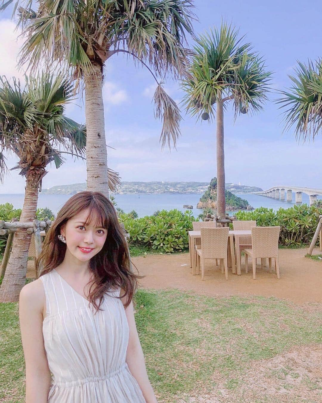 山崎春佳さんのインスタグラム写真 - (山崎春佳Instagram)「🏝🍹 . この間弾丸で沖縄に行った時の！ 海が透き通ってた！✨✨ 昔ターザンと結婚して女版ターザンになりたいと思ってたのを、あまりにも自然とマッチしてるこの写真で思い出した。(笑) . お洋服は @titivatejp の #ティアードノースリーブリラックスワンピース のベージュ。 ゆったりフォルムだけど、ウェストを両サイドリボンで絞れるところがすき♡︎ʾʾ (この時ウェディングドレスの撮影中でドレスの中に着るアンダーウェアの上からワンピ着てるからお洋服モコモコしちゃってる笑) . #me #tbt #tgif #okinawa #island #sea #sunny #wild #nature #happy #smile #yolo #沖縄 #沖縄県 #古宇利島 #海 #ワンピース #ティティベイト」4月19日 21時35分 - haruka_yamazaki